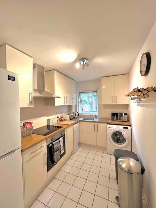Beautiful Windsor 2 Bed, Perfect Location, 5 Mins Walk To Centre, Free Parking, Legoland, Ascot Apartman Kültér fotó
