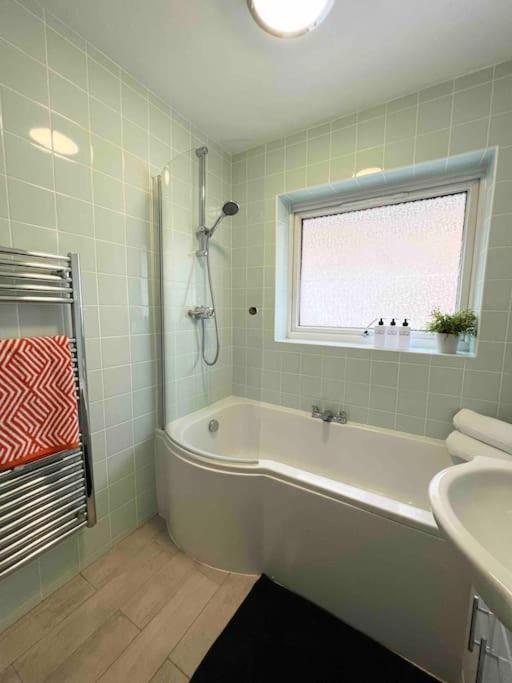 Beautiful Windsor 2 Bed, Perfect Location, 5 Mins Walk To Centre, Free Parking, Legoland, Ascot Apartman Kültér fotó